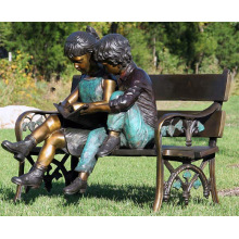 Gartendekorationmetallkinder im Freien, die Bronzebankskulptur sitzen